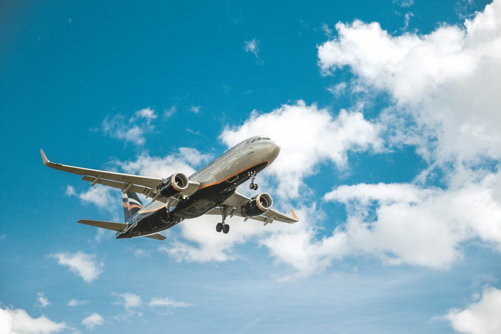 Read more about the article Asigurarea aeronavelor: protecție pentru transportul aerian
