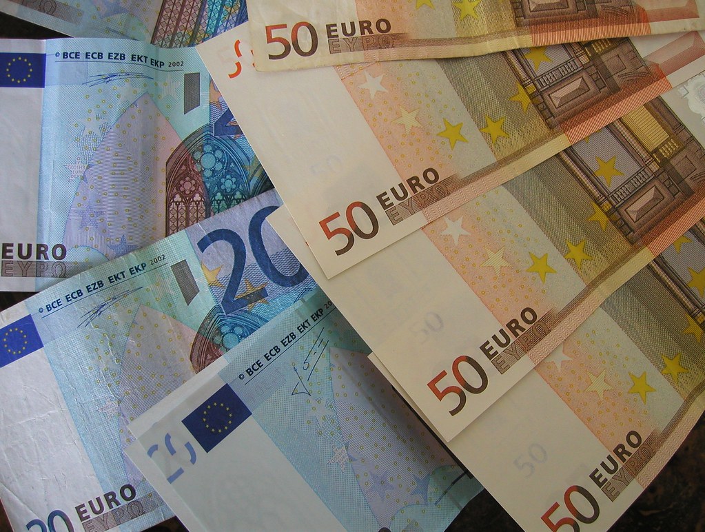 Read more about the article Credit la IFN vs. credit la bancă: avantaje și riscuri