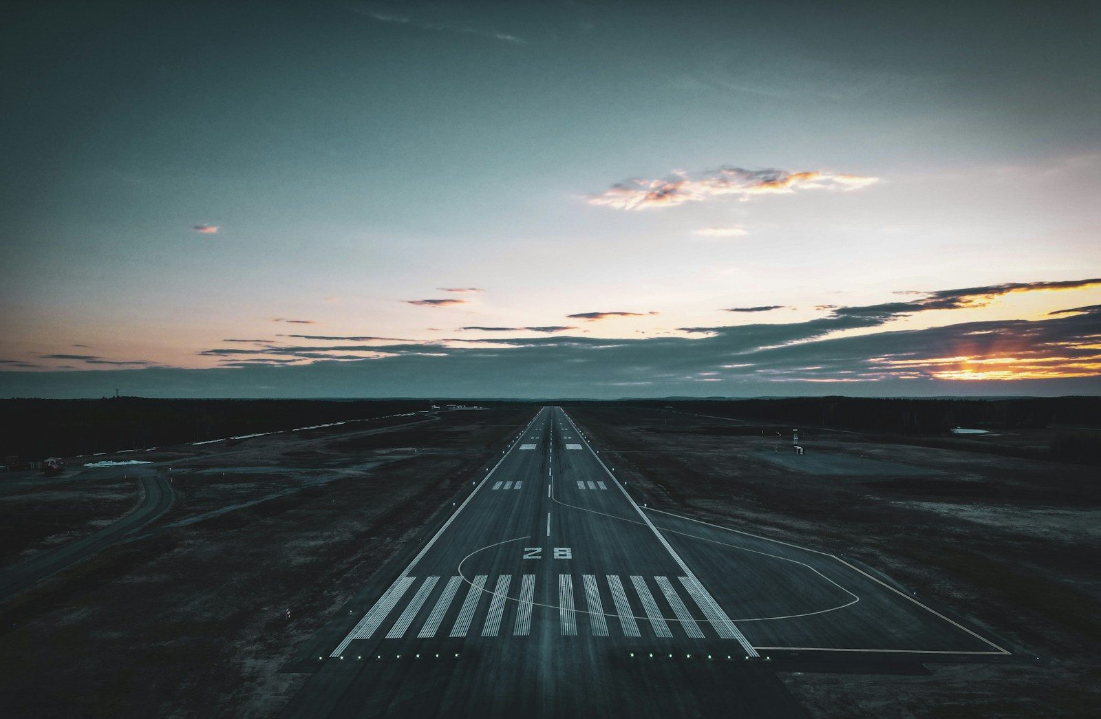 Read more about the article Răspunderea civilă în transportul aerian: cui se adresează
