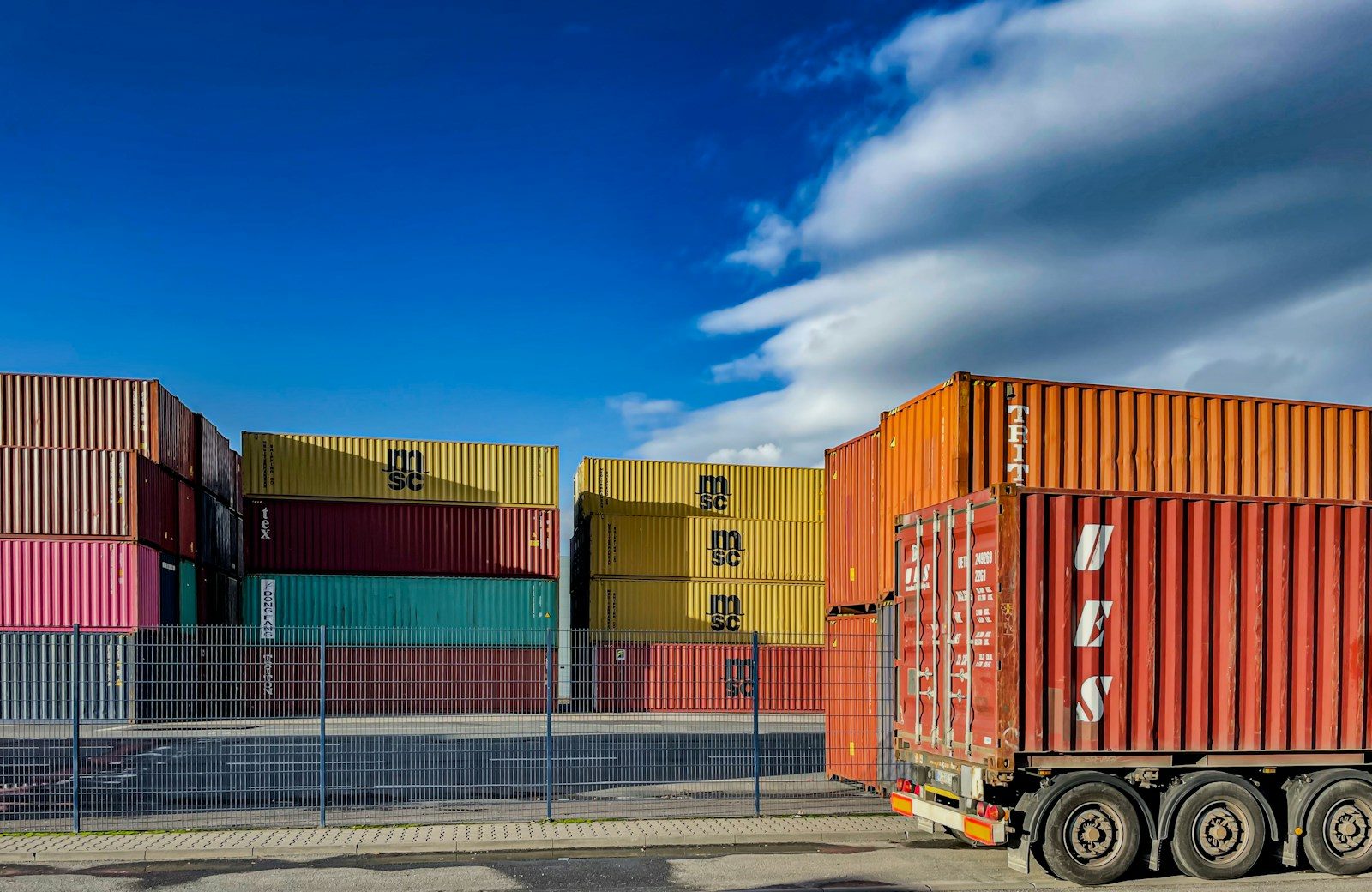 Read more about the article Asigurarea bunurilor în tranzit (CARGO): protejează-ți marfa